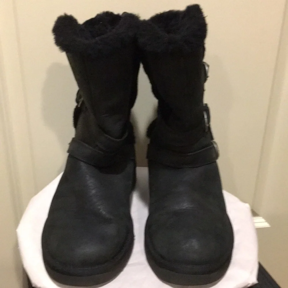 LIKE NEW! Ugg womens Becket Triple Buckle 1005380 Leather Shearling Boots size 8